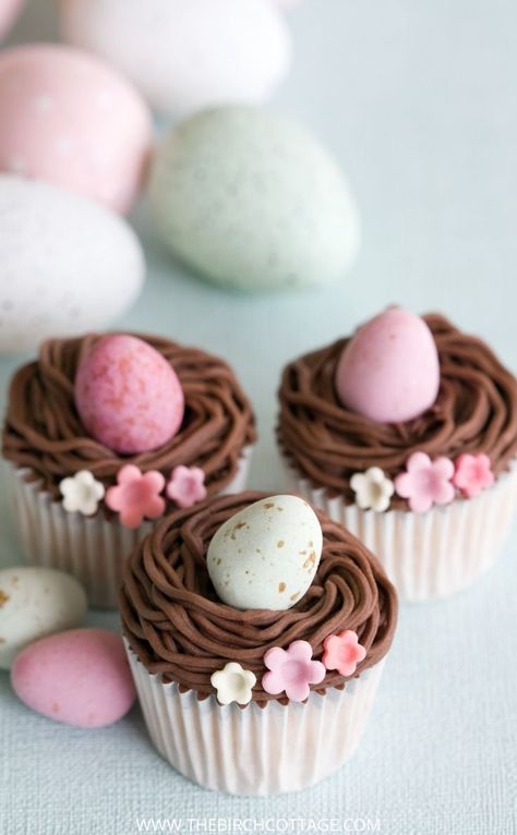 Easter is the perfect time to make these Cadbury Easter Egg Cupcakes topped with a chocolate buttercream frosting nest and Cadbury eggs. I am especially looking forward to spring this year and nothing quite says spring like the Easter bunny and speckled Cadbury eggs. Am I right?! How To Make These Easy Cadbury Egg Cupcakes … The post Easy Cadbury Easter Egg Cupcakes appeared first on The Birch Cottage. Cupcake Receptek, Egg Cupcakes, Decorated Eggs, Easter Baking, Easter Goodies, Easter Cupcakes, Dessert Bar, Easter Dessert, Easter Cakes