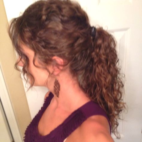 Naturally curly messy long ponytail Curly Hair Messy Ponytail, Messy Curly Ponytail, Ponytail Curly, Heavy Hair, Long Ponytail, Wavy Ponytail, Messy Ponytail, Simple Ponytails, Curly Ponytail