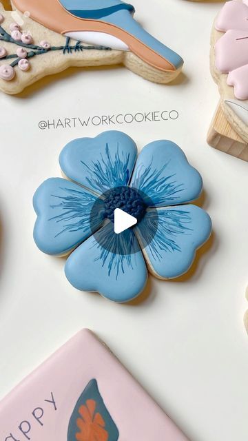 Flowers Cookies Royal Icing, Wet On Wet Decorated Cookies, Orchid Cookies Decorated, Royal Icing Wet On Wet Designs, Just Because Cookies Decorated, Beautiful Cookies Decorated, Flower Icing Cookies, Edible Flower Cookies, Royal Icing Decorated Cookies Ideas