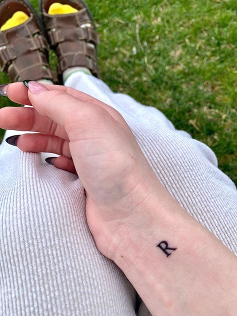 Tattoos Cursive, Letter R Tattoo, Tattoos Hand, Cursive Tattoos, Small Hand Tattoos, Oh Yes, Be Happier, Small Tattoo, Hand Tattoos