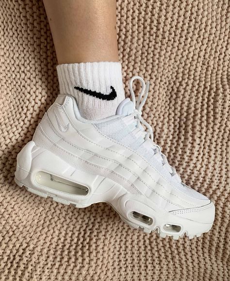 Air Max 93, Photographie Indie, Sport Shoes Women, Swag Shoes, Nike Air Max 95, Air Max 95, Trendy Sneakers, Nike Shoes Women, Best Sneakers