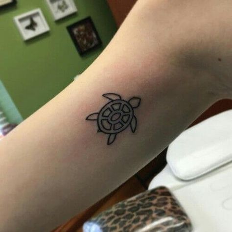 Cute Turtle Tattoo, Small Turtle Tattoo, Turtle Outline, Tortoise Tattoo, Sea Turtle Tattoo, Turtle Tattoo Designs, Design Dragon, Sharpie Tattoos, Simple Henna Tattoo