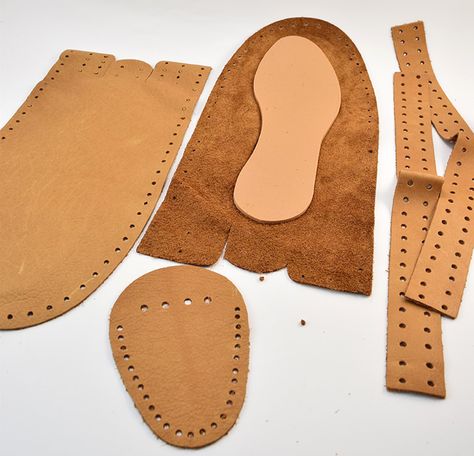 Ever wanted to make shoes? I had no idea it was so easy to make leather moccasins! Leather Moccasins Diy, How To Make Moccasins, Moccasin Patterns, 2d Pattern, Handmade Shoes Pattern, Natural Shoes, Diy Moccasins, Diy Moon, Diy En Cuir