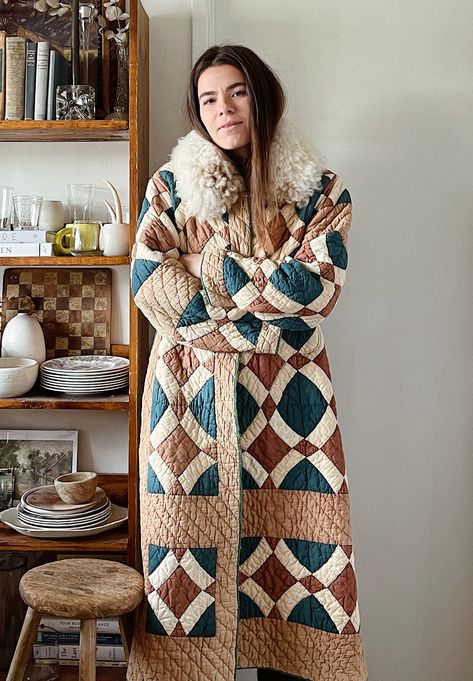 Quilt Duster Coat, Wool Blanket Coat Pattern, Quilted Duster Coat, Quilt Trench Coat, Upcycle Clothes Ideas, Duster Coat Pattern, Quilted Coat Outfit, Quilted Housecoat, Quilted Fall Jacket