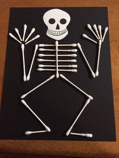 Mummy Candles, Skeleton Craft, Moldes Halloween, Halloween Crafts Preschool, Fun Halloween Crafts, Halloween Arts And Crafts, A Skeleton, Halloween Diy Crafts, Halloween Porch