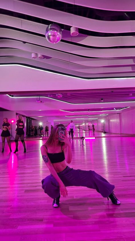 Dance Choreography Photo, Heel Dancing Aesthetic, Dancing Class Aesthetic, Dance Heels Outfit, Dance Heels Dancers, Heels Dance Class Aesthetic, Dancers Aesthetics, Dancer Aesthetic Outfit, High Heels Dance Aesthetic