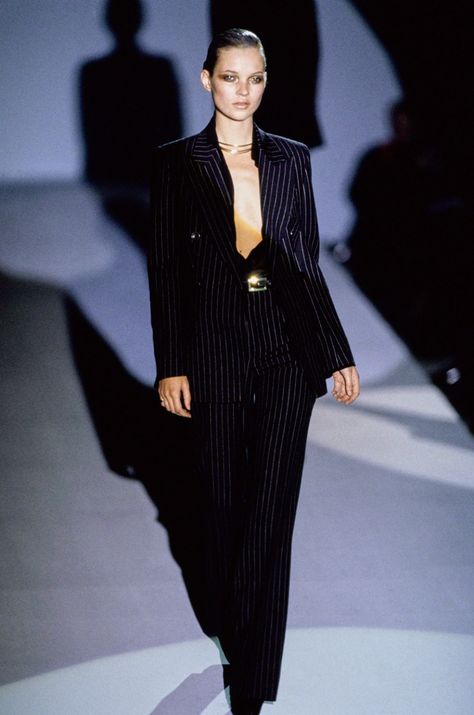 Gucci Fall 1996 Ready-to-Wear Collection | Vogue Gucci Runway, Gucci Suit, Tom Ford Gucci, 90s Runway Fashion, Vintage Runway, Gucci Dress, 1990s Fashion, Couture Mode, To Wear