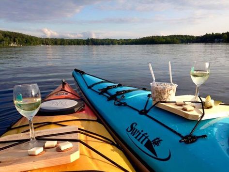 Relaxing with some wine on kayaks in nature. Nature, Kayaks, Kayaking Gear, Canoes, Good Dates, White Wine, Diy Garden, Kayaking, The Weekend