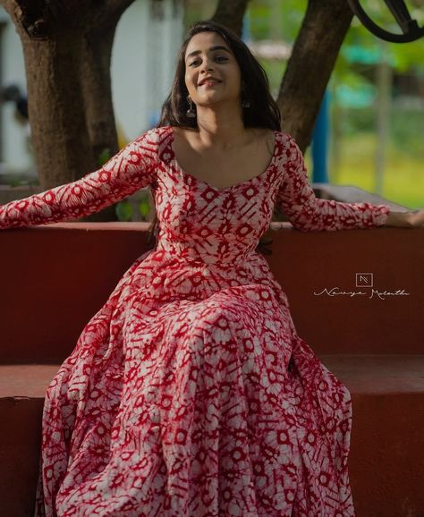 Deepthi Sunaina, Simple Frock Design, Stylish Kurtis Design, Long Gown Design, Simple Frocks, Churidar Designs, Simple Kurta Designs, Simple Kurti Designs, Long Kurti Designs