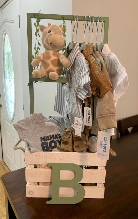 Baby Shower Basket Gift Ideas Boy, Baby Closets, Baby Shower Garcon, Shower Baskets, Baby Shower Gift Box, Baby Shower Baskets, Neutral Baby Gifts, Baby Shower Deco, Welcome Home Baby