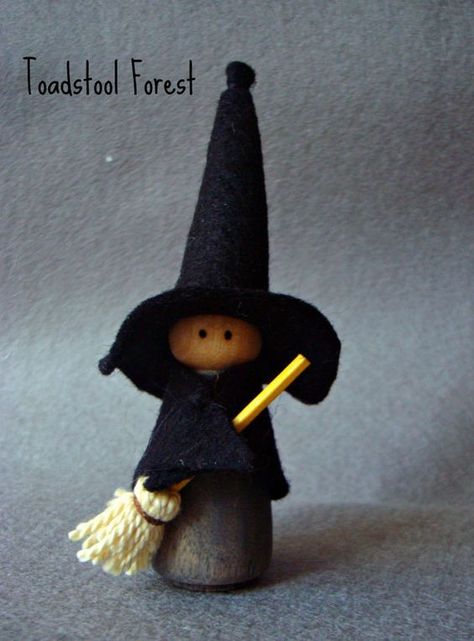 Spool Crafts, Waldorf Crafts, Wood Peg Dolls, Doll Halloween, Bendy Doll, Peg People, Clothespin Dolls, Witch Doll, Pin Doll