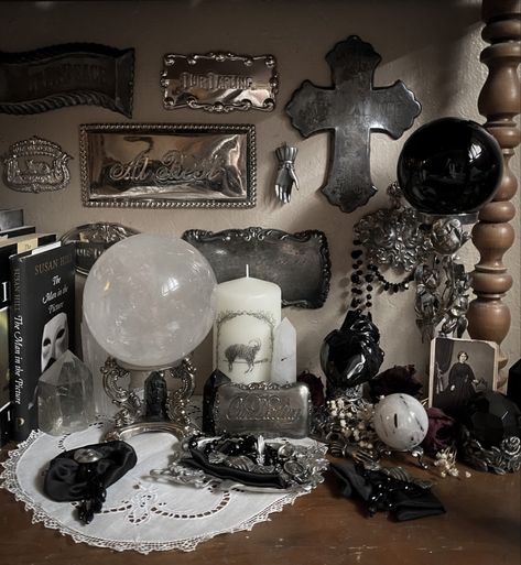 Witch Furniture, Witch Bedrooms, Bedroom Antique, Occult Witch, Gothic Decor Bedroom, Goth Bedroom, Gothic Room, Goth Room Decor, Gothic Bedroom