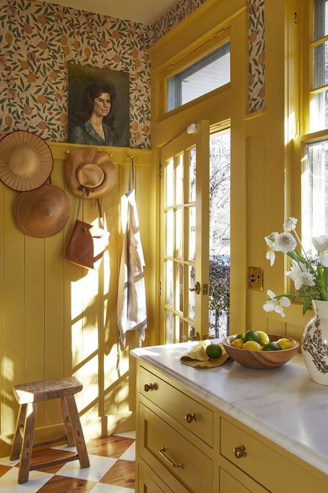 British Kitchen, Craftsman Kitchen, Monday Inspiration, English Country Style, Painted Walls, Ideas Hogar, Yellow Kitchen, Yellow Walls, Tiny Kitchen