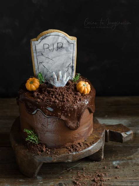 Celebra la noche más terrorífica del año con esta tarta para Halloween con tumba de galleta, está de "muerte"!! Halloween Chocolate Cake, Halloween Cakes Diy, Haloween Cakes, Halloween Cake Design, Scary Halloween Cakes, Halloween Cake Recipes, Halloween Torte, Scary Cakes, Halloween Birthday Cakes