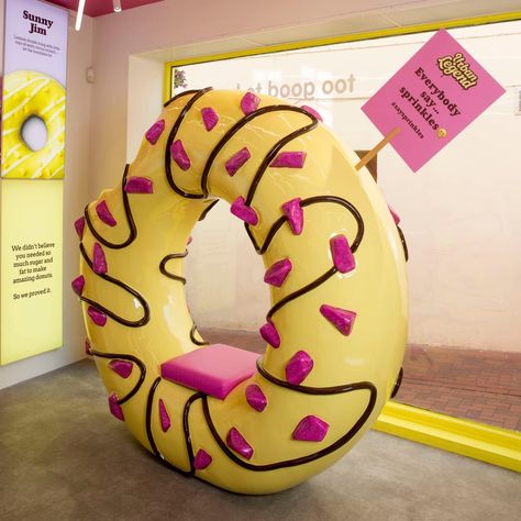 Brands - Urban Legend - 20.20 - Brand Experience Agency Retro Donut Shop, Donuts Shop Design, Donut Shop Aesthetic, Donut Chair, Donut Branding, Low Calorie Donuts, Super Donut, Donuts Shop, Donuts Design