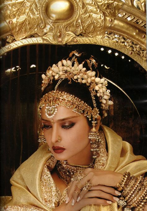 Rekha Saree, Rekha Ji, Bollywood Aesthetic, Retro Bollywood, Copper Hair Color, Vintage Bollywood, Desi Aesthetic, Indian Cinema, Glamorous Style