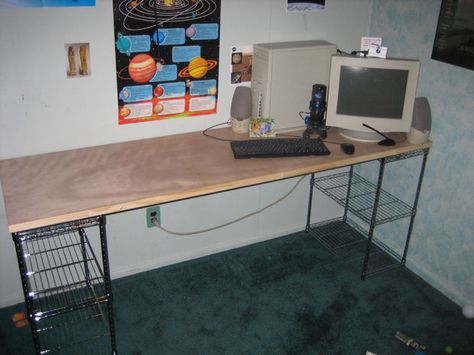 Cool desk idea for cheap! Cheap Desk Ideas, Old School Desk, Old School Desks, Door Desk, Diy Computer Desk, Cheap Desk, Cheap Diy Home Decor, Desk Plans, Old Desks