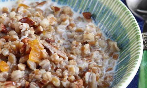 Wheat Berry Cinnamon Porridge – Superfood Breakfast When I wake up in the morning, I’m hungry. Maybe, like my dog, I phantom-chase... Wheat Berries Breakfast, Wheat Berry Recipes, Cinnamon Porridge, Wheat Porridge, Quinoa Recipes Breakfast, Einkorn Recipes, Wheat Berry, Superfood Breakfast, Breakfast Porridge