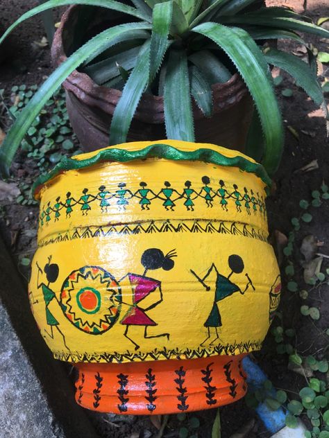 Warli Paintings On Pots, Terracotta Pot Painting, Teracotta Pots, Painting Pots, Warli Art, Pot Painting, Pot Design, Painted Terra Cotta Pots, Painted Pottery