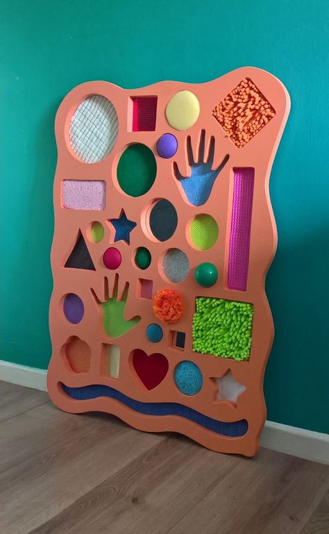 Interactive Sensory Wall, Daycare Baby Room Ideas Infants, Sensory Bulletin Board, Sensory Board Ideas, Diy Sensory Wall, Sensory Materials, Diy Sensory Toys, Sensory Classroom, Diy Sensory Board