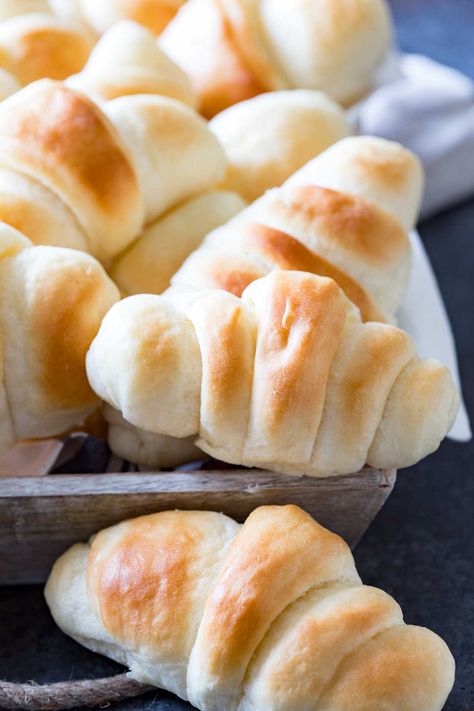 Simple and Quick Dinner Rolls that are light, fluffy, buttery, and delicious. I believe in simple and quick. These are great to make for a week night dinner, they come together quickly and all I do is dump it all in my mixer and let it do the work. You can use a kitchen aide...Read More » Quick Dinner Rolls, Crescent Roll Dessert, Dinner Rolls Easy, Homemade Crescent Rolls, Fluffy Dinner Rolls, Tasty Bread Recipe, Baked Rolls, Crescent Roll Recipes, Dinner Rolls Recipe