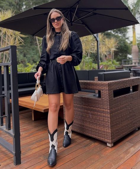 Casual Black Leather Skirt Outfit, Black And White Western Boots Outfit, Outfit Bota Vaquera, Look Bota Country, Outfit Con Cowboy Boots, Bota Western Look, Botas Cowboy Mujer Outfit, Outfit Botas Vaqueras, Tecovas Boots Women Outfit