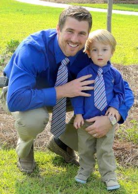 Father - Son matching ties get outfits that match and take a pic! Daughter And Father, Father And Son Clothing, Dad Outfits, Wedding Kids Outfit, Son Outfits, Father And Baby, Dapper Dudes, Twin Outfits, Mom Son