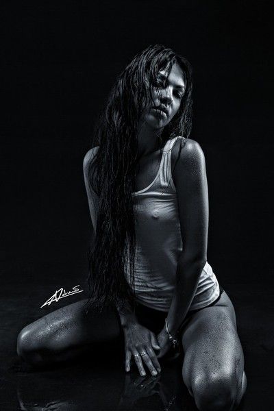 Wet Photo Shoot Ideas Studio, Wet Look Poses, Wet Sheet Photoshoot, Wet Look Studio Photoshoot, Bouidor Photography Wet, Wet Look Photoshoot Ideas, Shower Portrait Photography, Wet Shirt Photoshoot, Wet-t-shirt Photoshoot