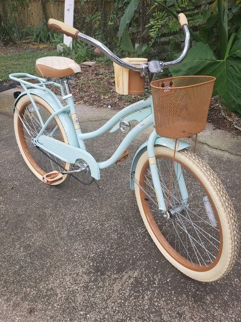 Beach Cruiser Aesthetic, Cute Bike Aesthetic, Beach Cruiser Bikes Aesthetic, Vintage Bycicles, White Beach Cruiser, Cute Bikes, Beach Cruiser Bikes Women, Bikes Aesthetic, Aesthetic Bikes