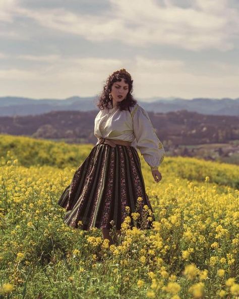 Fériel on Instagram: "Dreaming in the fields with my beautiful vintage romanian folk blouse found at @folkloricfashion 💛 it is not common to find yellow embroidery on romanian folk clothing so I was so happy when I found this one ! I matched it with my trachten Austrian skirt, as I always enjoy mixing different folk clothing from different countries 🥰 the result is really a #folkcoreaesthetic and I think there is no better way to describe my style 🙈 it feels good to finally be able to put wor Romanian Fashion Modern, Traditional Romanian Clothing, Romanian Aesthetic, Romanian Clothes, Romanian Folk Art, Romania Fashion, Folk Outfit, Romanian Culture, Romanian Clothing