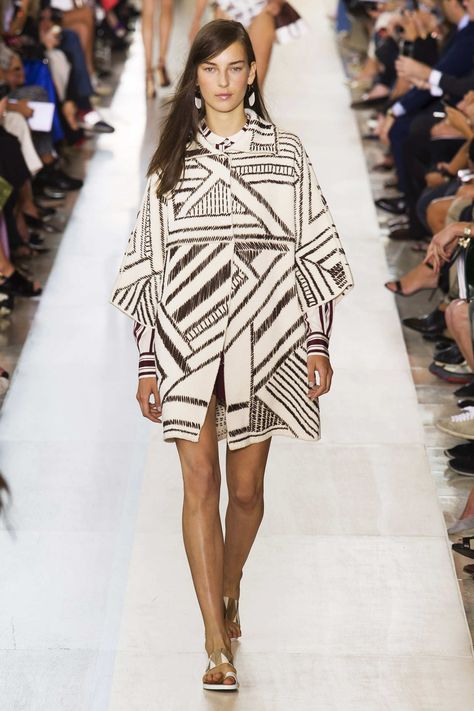 the coat everyone was talking about // Tory Burch #SS15 #RTW #NYFW Geometric Fashion, Creation Couture, 2015 Fashion, Mode Inspiration, Geometric Designs, Fashion Week Spring, Milan Fashion Week, London Fashion Week, New York Fashion Week