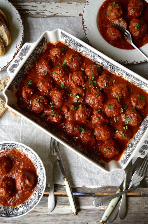 Meatballs in Wine Sauce, Albóndigas en Salsa, a Classic Meatballs In Red Wine Sauce, Albondigas Meatballs Recipe, Red Wine Meatballs, Meatballs In Red Sauce, Homes In Spain, Red Wine Gravy, Minced Beef Recipes, Minced Beef, Meatball Recipes Easy