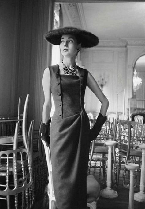 34 Rarely Seen Photos That Capture the Lavish and Iconic Gowns of Christian Dior From the 1950s and 1960s ~ Vintage Everyday Glamour Vintage, Mid Century Fashion, Collection Couture, Dior Dress, Look Retro, Fashion 1950s, Dior Haute Couture, Dior Fashion, Retro Mode