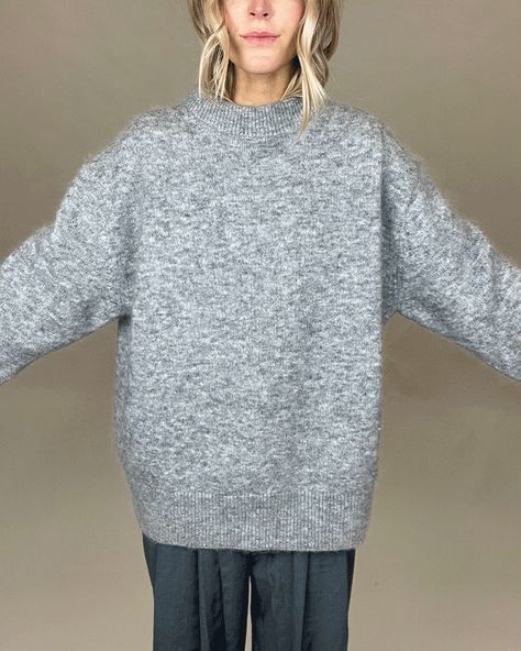 5 Easy Styling Hacks To Try | sheerluxe.com Too Long Sweater Hack, Sweater Too Long Hack, Sweater Sleeves Too Long Hack, Plain Sweater Outfit, Jumper Hacks, Sweater Hacks Style, Long Jumper Outfit, Baggy Jumper Outfit, Dress Jumper Outfit