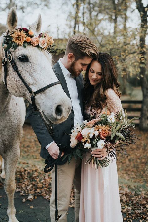 Extraordinary Engagement Session Featuring a White Horse in Dahlonega, Georgia | https://wanderingweddings.com/blog/extraordinary-engagement-session-featuring-a-white-horse-in-dahlonega-georgia/ Horse Engagement Photos, Horse Wedding Photos, Family Wedding Pictures, Horse Couple, Country Wedding Pictures, Mode Country, Equestrian Wedding, Wedding Fotos, Dahlonega Georgia