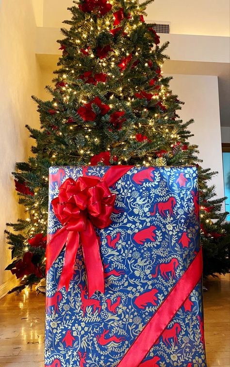 Big box wrapping Big Box Gift Wrapping Ideas, Big Gift Boxes, Gift Toppers, Big Gifts, Holiday Gift Wrap, Romantic Art, Christmas Gift Wrapping, Christmas Decor Diy, Holiday Gifts