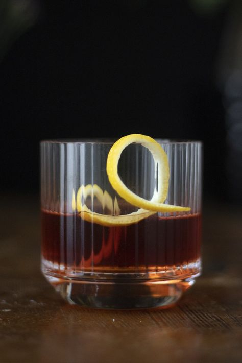 How to Make a Classic Sazerac - Moody Mixologist New Orleans Cocktails, Mardi Gras Cocktails, Sazerac Cocktail, Red Drink, Ramos Gin Fizz, Passion Fruit Syrup, Red Drinks, Simple Syrup Recipes, Aromatic Bitters