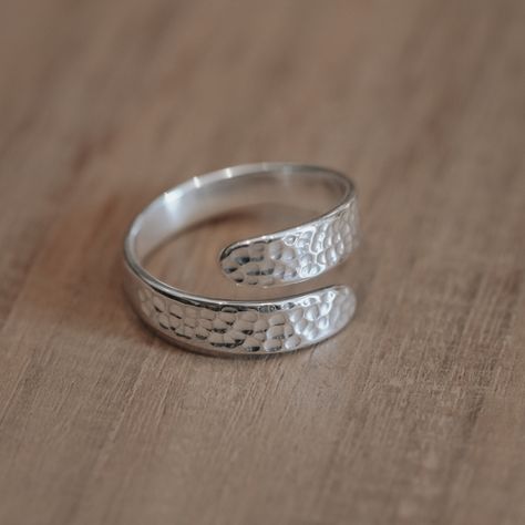 Activities Friends, Aesthetic Silver Jewelry, Workshop Activities, Jewelry Making Classes, Ring Inspo, Bali Silver, Jewelry Workshop, Best Jewelry, How To Make Rings