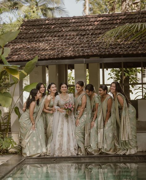 Desi Bridesmaids Outfits, Bridal Maid Dress, Desi Bridesmaids, Wedding Kerala, Indian Wedding Bridesmaids, Bride And Bridesmaid Pictures, Cream Bridesmaids, Bridesmaid Pictures, Bridal Lehenga Online