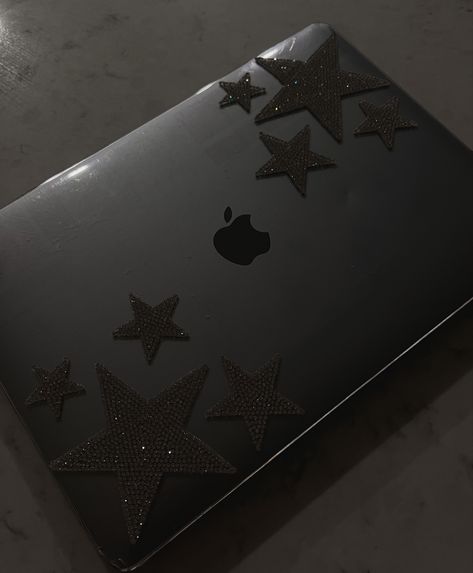 Macbook Aestethic, Macbook Aesthetic Case, Macbook Cover Aesthetic, Macbook With Stickers, Macbook Case Aesthetic, Macbook Setup, Electronic Ideas, Black Macbook, Vasos Vintage