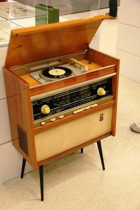 Old Fashioned Record Player, Retro Radios, Vintage Record Player, Radio Vintage, Vintage Appliances, Casa Vintage, Audio Room, Antique Radio, Old Radios