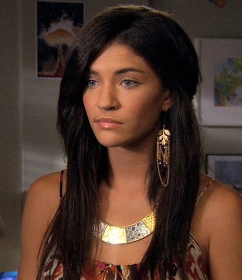 Vanessa's Straightened Layers Gossip Girl Hair, Gossip Girl Vanessa, Gossip Girl Hairstyles, Vanessa Abrams, Jessica Szohr, Hair Test, Urban Hippie, Gossip Girl Outfits, Xoxo Gossip