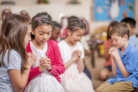 These fun prayer activities and games will help you teach kids in a way that makes sense to them. These can be taught in Sunday school or at home. Sunday School Games, School Prayer, Children Praying, Sunday School Teacher, How To Pray, Prayers For Children, Christian School, Sunday School Lessons, Children's Ministry