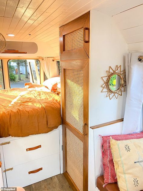 Caravan Bedroom, Camper Makeover Ideas, Van Decor, Converted Vans, Kombi Motorhome, Camper Interior Design, Caravan Makeover, Bus Living, Kombi Home