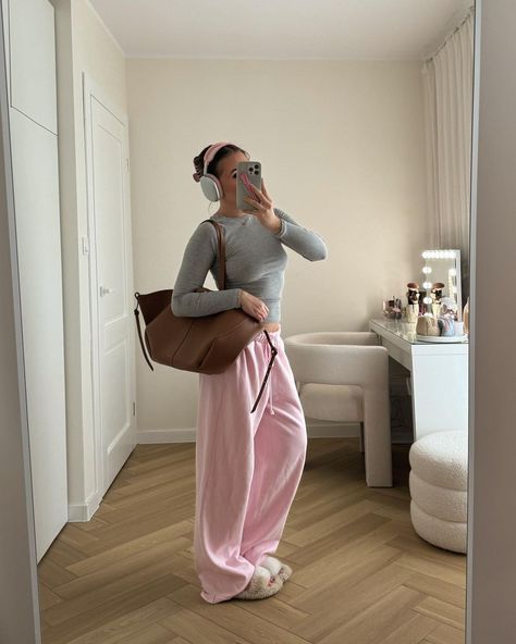 Martyna Szałacka | Comfy outfits 💘 >> | Instagram Cold Outfits Comfy, Studying Outfits, Comfy Study Outfit, Cute Comfy School Outfits, Study Outfits, Cosy Fits, Comfy Outfit For School, Outfit Inspo School, Outfit Sweatpants