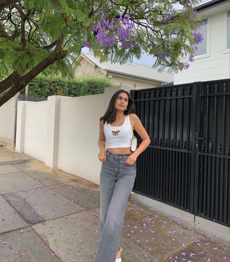 White crop top Poses In T Shirt And Jeans, Stylish Crop Tops On Jeans, Jeans And Crop Top Photoshoot, Crop Tops For Girls Stylish, Poses With Crop Top, Jean And Top Poses, How To Pose In Jeans Top, Photoshoot In Jeans Top, Poses On Crop Top