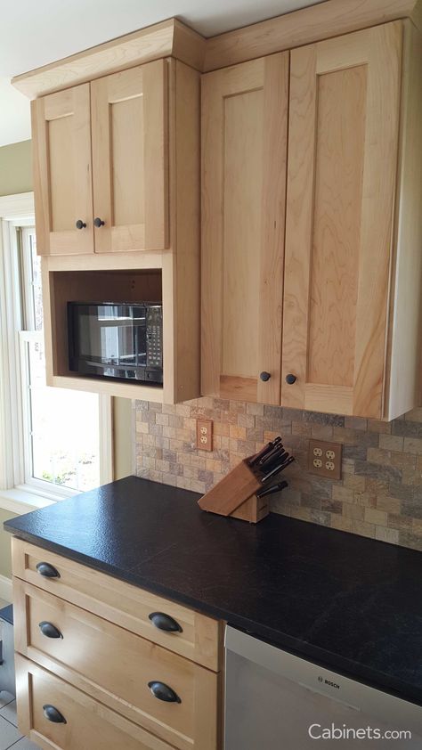 Small Shaker Kitchen, Natural Wood Kitchen Cabinets, Framed Kitchen Cabinets, Stained Cabinets, Stained Kitchen Cabinets, Light Wood Kitchens, Natural Wood Kitchen, Maple Kitchen Cabinets, Clean Kitchen Cabinets