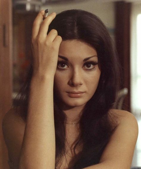 Edwige Fenech Edwige Fenech, Arte Pulp, Retro Makeup, Italian Actress, Beauty Icons, Silver Screen, Flower Beauty, Classic Beauty, Vintage Beauty