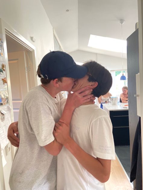 Nick And Charlie Heartstopper, Charlie Heartstopper, 3d Karakter, Nick And Charlie, Gay Aesthetic, Two Boys, Pose Reference Photo, Gay Love, Teenage Dream