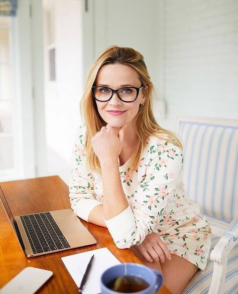 Reese Witherspoon Reese Witherspoon Instagram, Summer Bbq Outfit, Reese Whiterspoon, Bbq Outfits, Gingham Fashion, Chic Cardigan, What Day Is It, Video X, Draper James